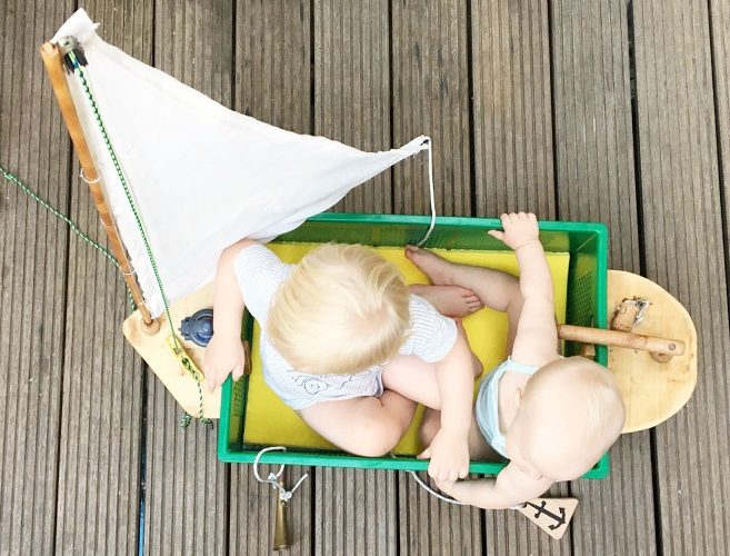 Kleinkinder in selbstgebautem Segelschiff Audiosystem für Kinder laleby