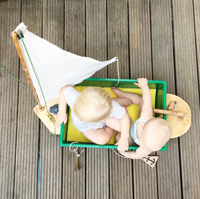 Foto von zwei Kleinkindern im selbstgebauten Segelschiff Kindermusik